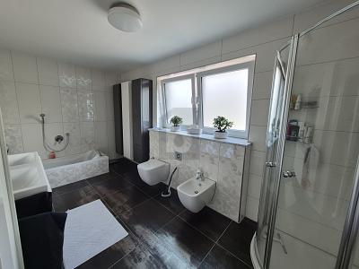NATURIDYLLE TRIFFT AUF HÖCHSTEN WOHNKOMFORT - Einfamilienhaus Nagold | Angebot:27102078