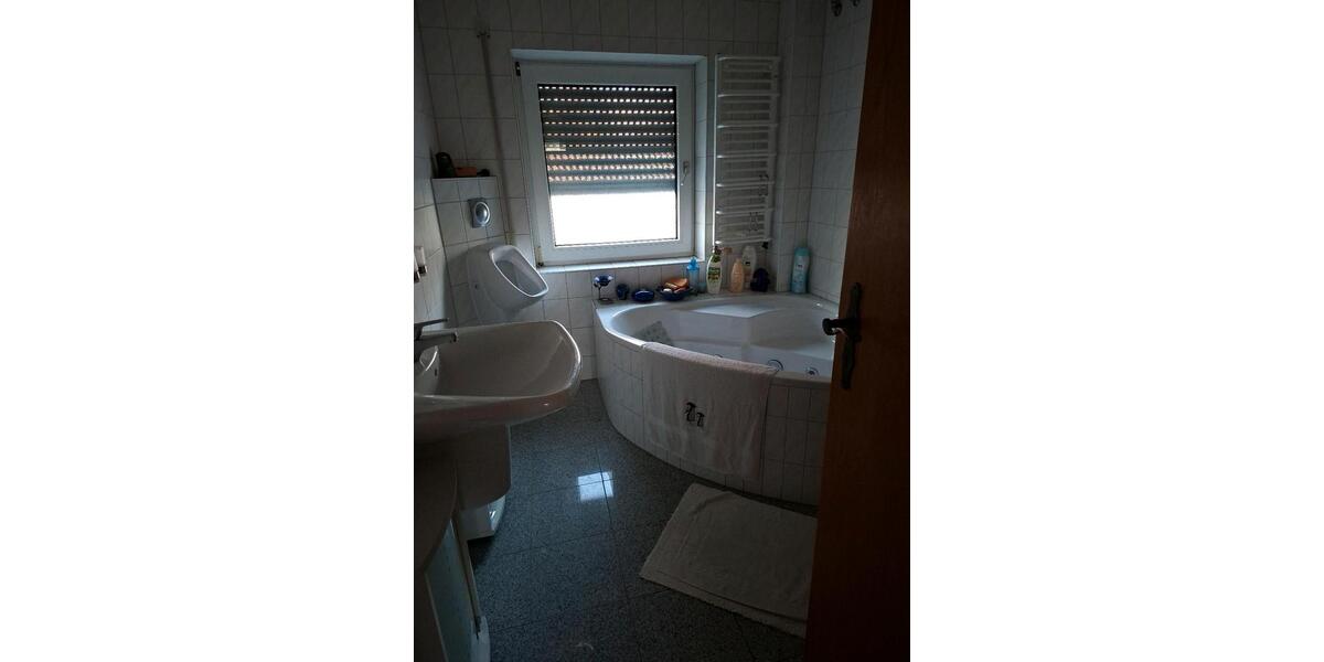 Dachgeschoßwohnung Sarstedt - 3 Zimmer, 86 m&sup2;, 50&euro; | Angebot:24408482