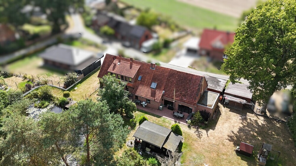 Ideal für Großfamilien: Ruhiges Mehrgenerationenhaus mit Teich und 3 Einheiten - Zweifamilienhaus Diepenau | Angebot:24549649