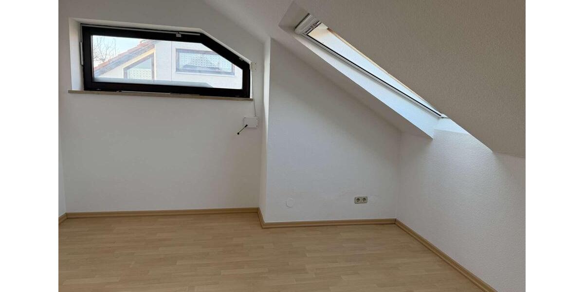 Großz. DHH beste Lage, ca. 130 m² Wfl., 5 Zi., Bj. 1983, Kanal nur 50 m entfernt, Garage + Carport ! 5 zimmer