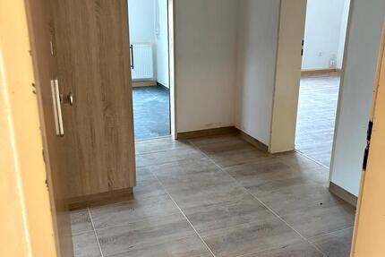 3 Zimmer Wohnung mit Balkon im 1. Stock zimmer
