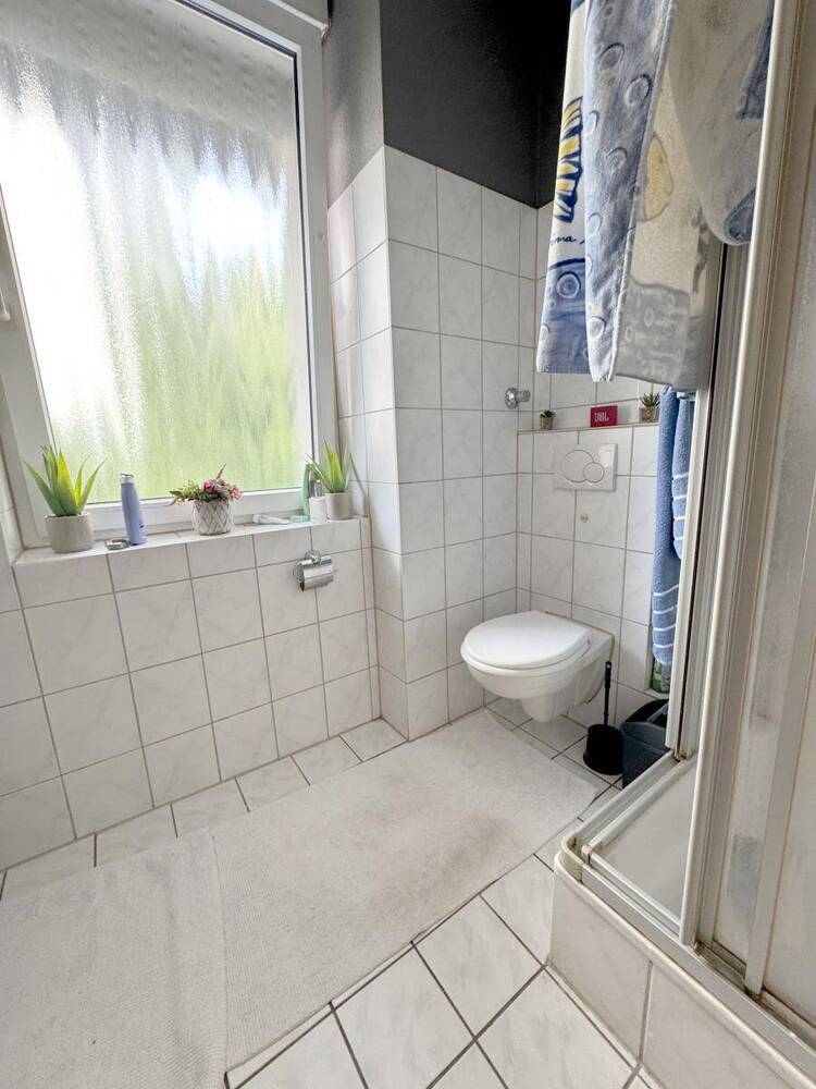 Wohnen und Vermieten! Balkone und Garagen! Liebevoll gepflegt und teilmodernisiert.
