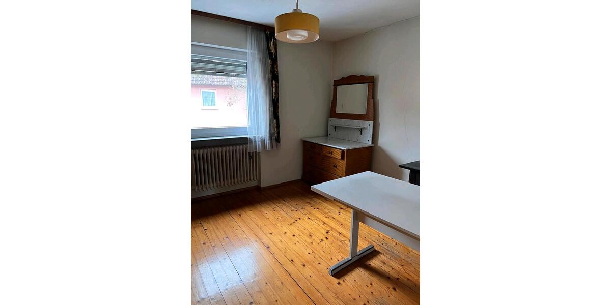 Einfamilienhaus Hagenbüchach - 9 Zimmer, 140 m&sup2;, 950&euro; | Angebot:26048197