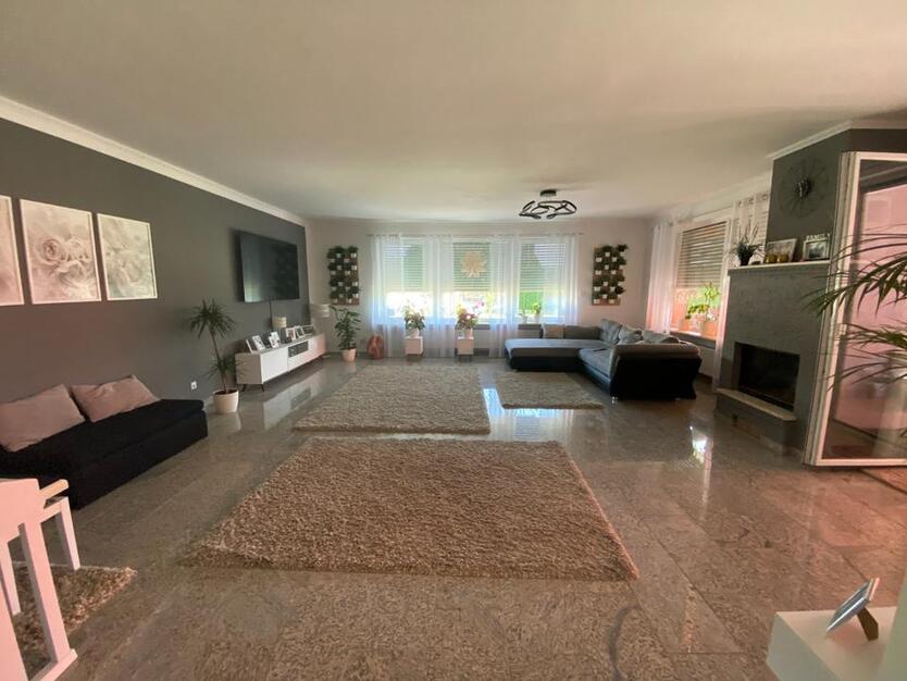 Großzügiges Einfamilienhaus mit Pool & PV- Solaranlage