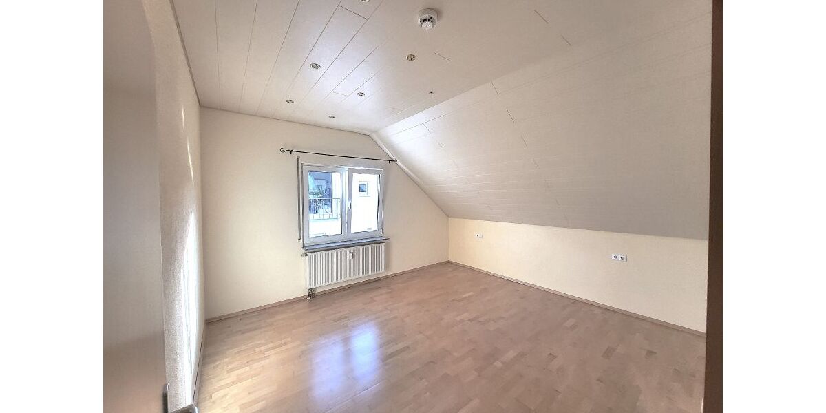 EINZIEHEN & WOHLFÜHLEN auf 147m² neuw. 5 Zi. DG WHG inkl. U-EBK z 1.7.26 an max. 3 Pers. NR - Einfamilienhaus Lorch | Angebot:26887844