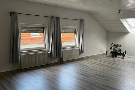 Schöne helle 2 Zimmer Dachgeschosswohnung 81 qm, inkl. Stellplatz zimmer