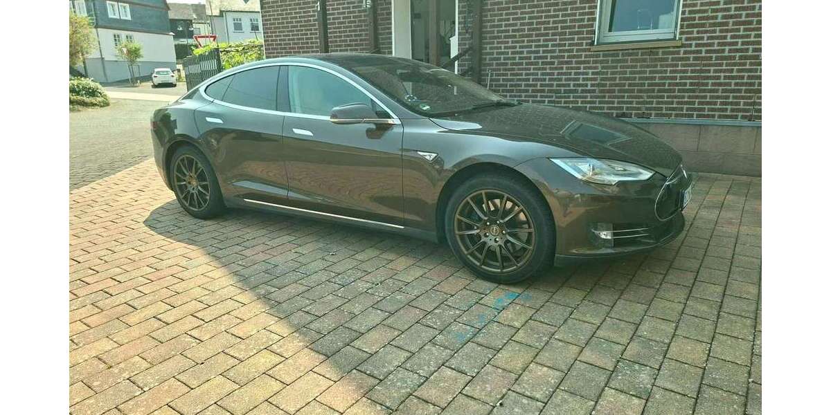 Tesla Model S 261.500 km 20.900 € Buch 56290