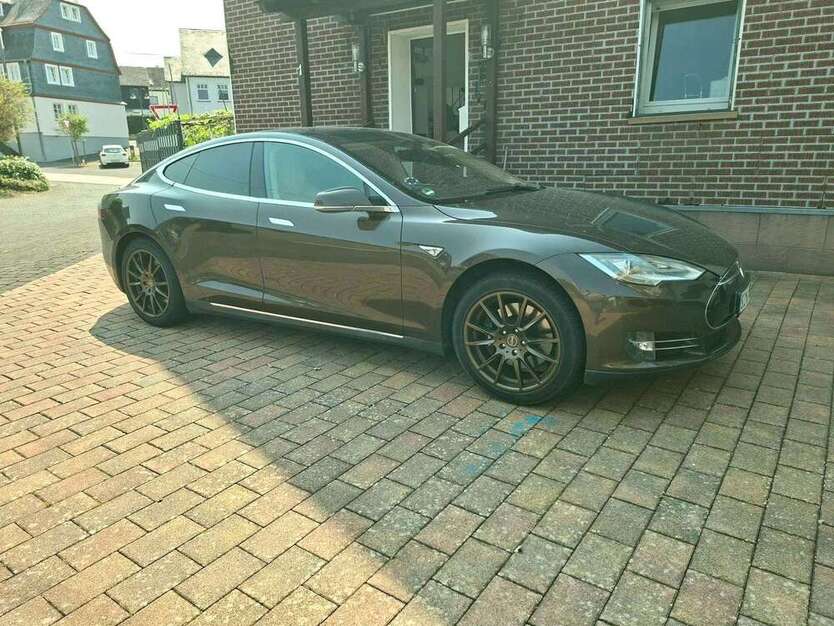 Tesla Model S 261.500 km 20.900 € Buch 56290