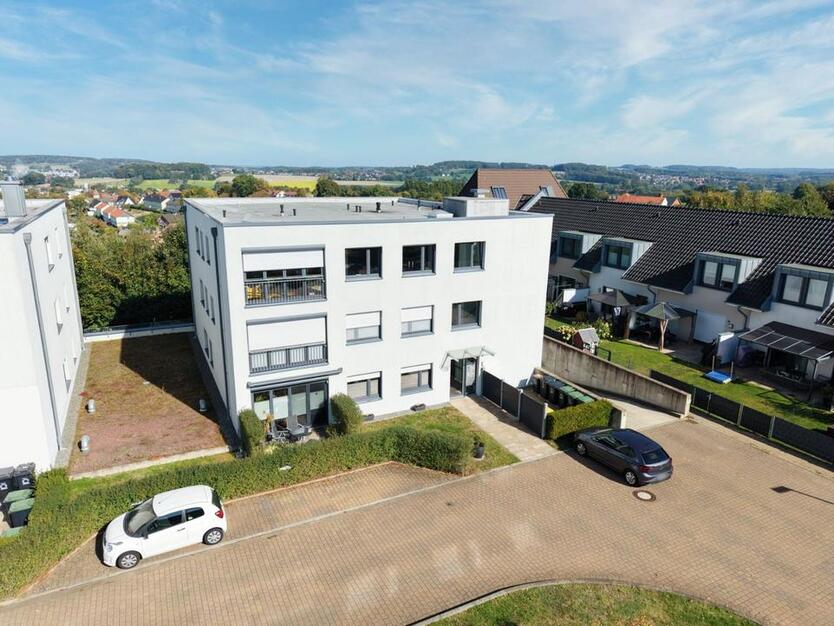 Weitblick inklusive: Stilvolle Wohnung mit Aufzug & TG-Stellplatz zimmer