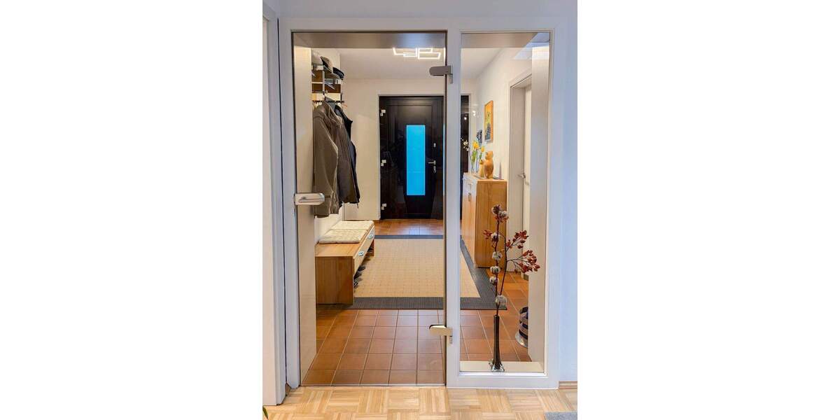 *RESERVIERT* Repräsentativer Flachdach-Bungalow in hervorragendem Zustand mit uneinsehbarem Grundstück und Garage! 5 zimmer