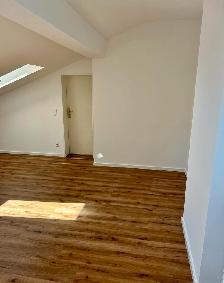 PRIVAT- TOP renovierte 23 Zimmer Wohnung