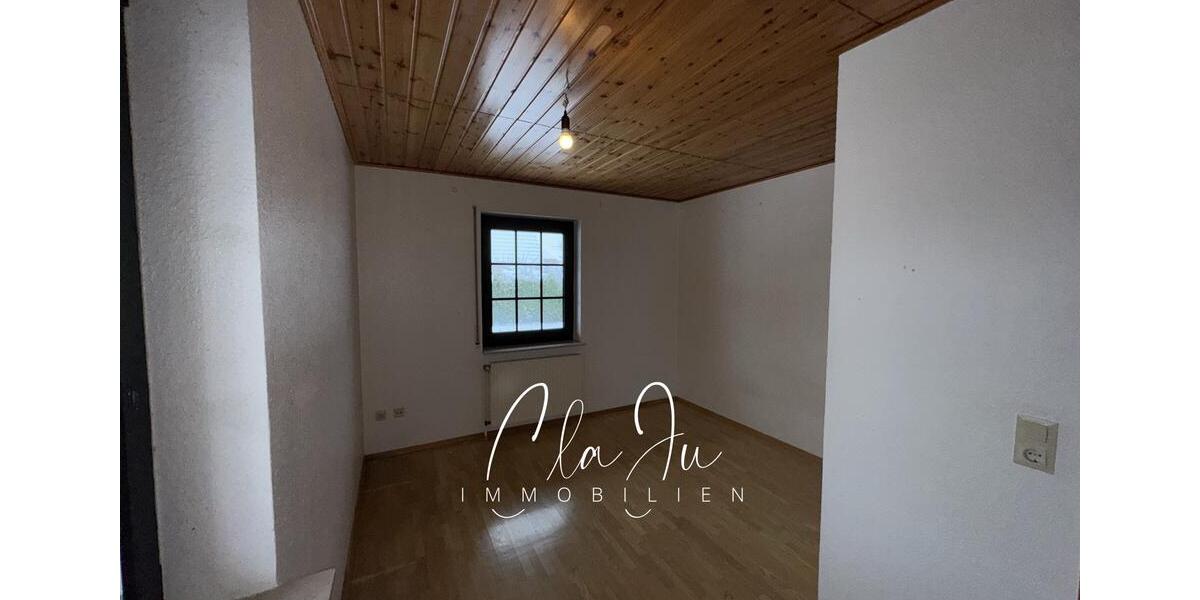 In Renovierung: Großzügige Erdgeschosswohnung mit Garten und Carport 4 zimmer