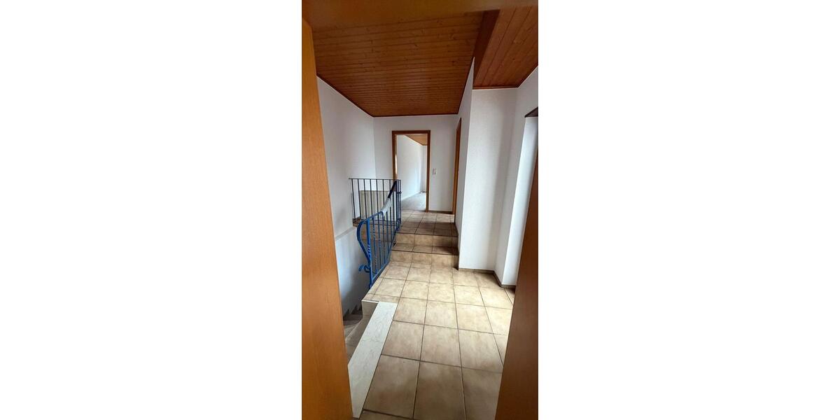 Großzügiges, frisch renoviertes Zweifamilienhaus mit Garten – Plankstadt 8 zimmer