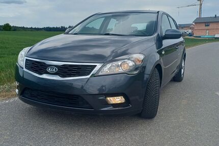 Kia ceed / Ceed 115.000 km 2.750 &euro; Hohenthann 84098