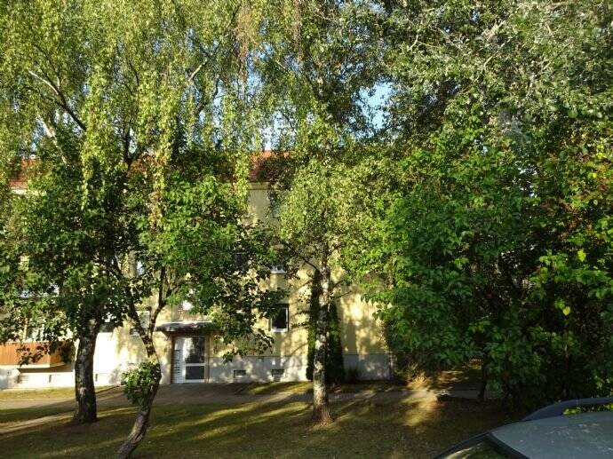 Schöne Wohnung mit Balkon in saniertem Wohnhaus in grüner Ruhiglage - Erdgeschoss 2 zimmer