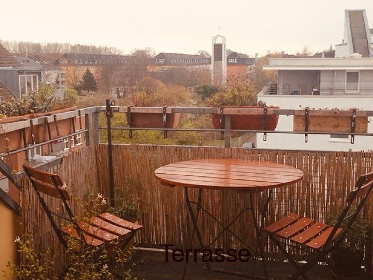 Moderne Dachgeschosswohnung mit Balkon und Küche 2 zimmer