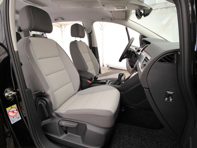 VW Touran 1.5 TSI 7-DSG Comfortline 7-SITZ+NAVI+AHK 23.190 km 32.790 € Hagenow 19230