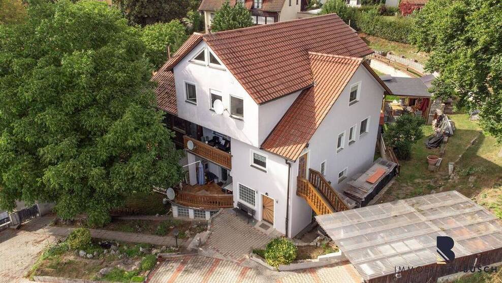 Familienfreundliches Dreifamilienhaus mit idyllischem Grundstück