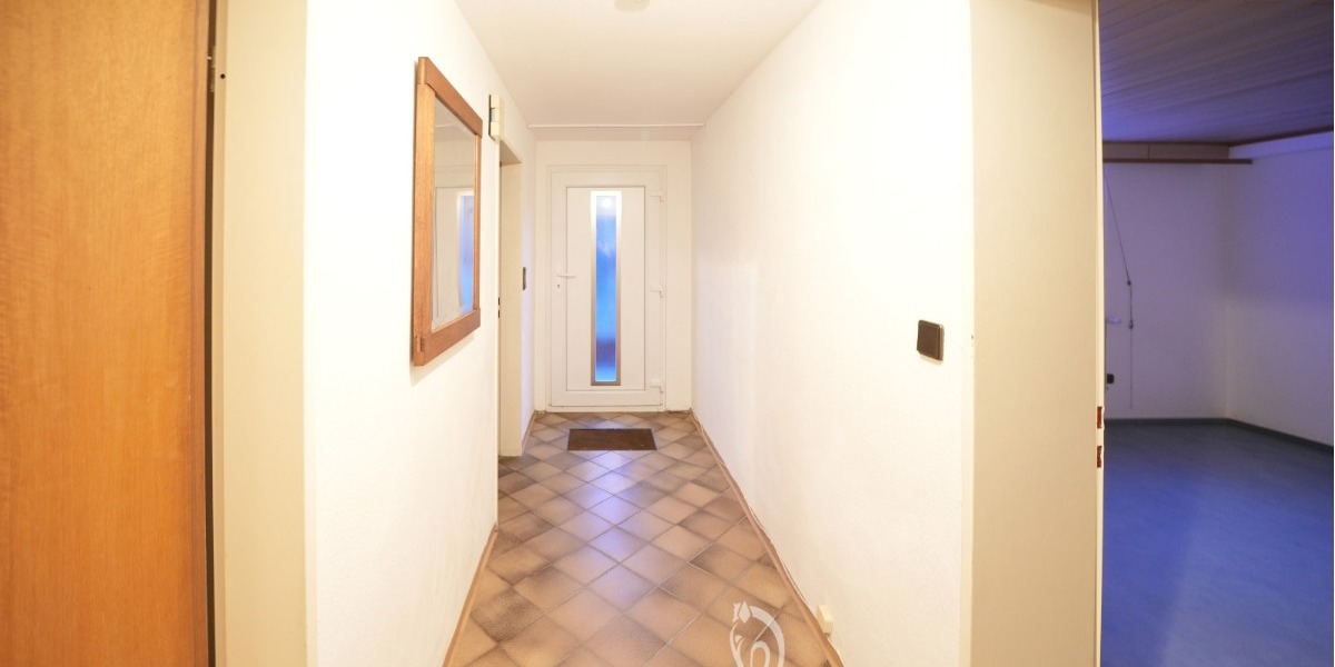 Zwei- bis Dreiparteienhaus in zentraler Lage mit Einliegerwohnung und Ausbaupotenzial im DG - Zweifamilienhaus Zell am Main | Angebot:26321773