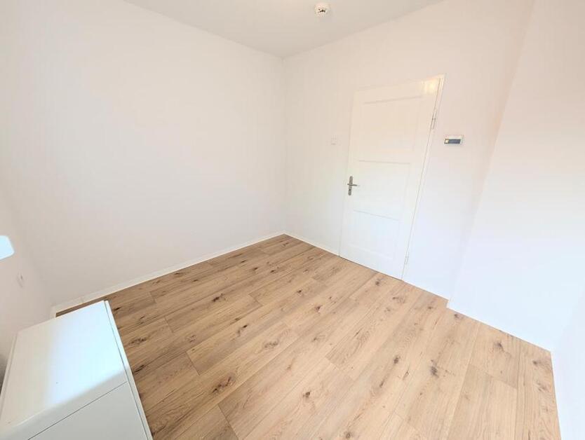 **Jetzt zugreifen:+weiße Wände +Laminat +modernes Tageslichtbad +Loggia** zimmer