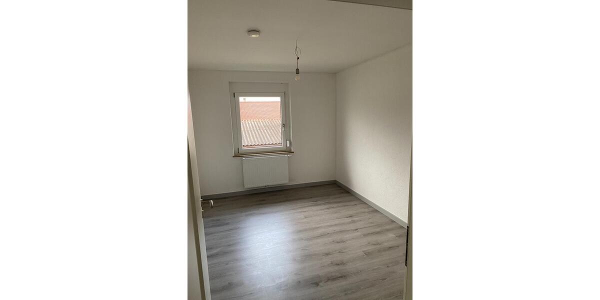 5-Zimmer Wohnung mit Balkon im 1.OG 5 zimmer