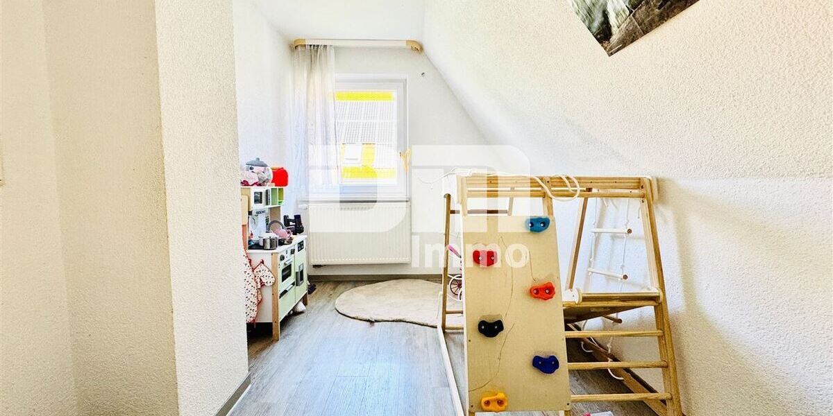 Kernsaniertes Einfamilienhaus mit Doppelgarage, großem Garten und Home-Office-Oase - Einfamilienhaus Schwalmstadt | Angebot:27053931