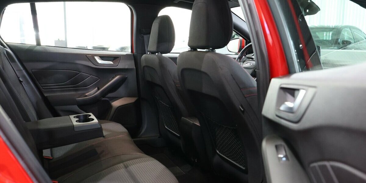 Ford Focus Tunier 1.5 EB ST-LINE / 1.HAND / PANORAMA 60.000 km 17.991 &euro; Hamm 59077