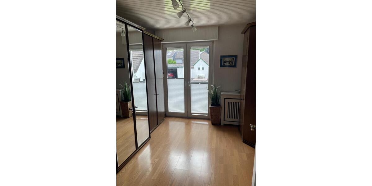 Erdgeschoßwohnung Viersen Hülsdonk - 6 Zimmer, 200 m&sup2;, 2.500&euro; | Angebot:26670858