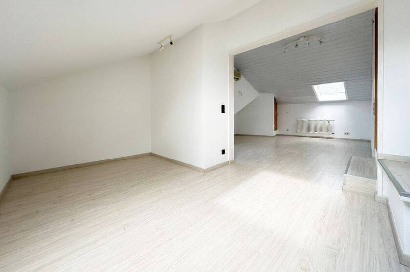 Außergewöhnliche 4,5 Zimmer Wohnung direkt am Feld mit Garage
