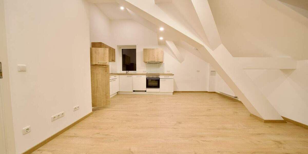 Provisionsfrei - Sanierte 4-Zimmer DG-Wohnung 4 zimmer