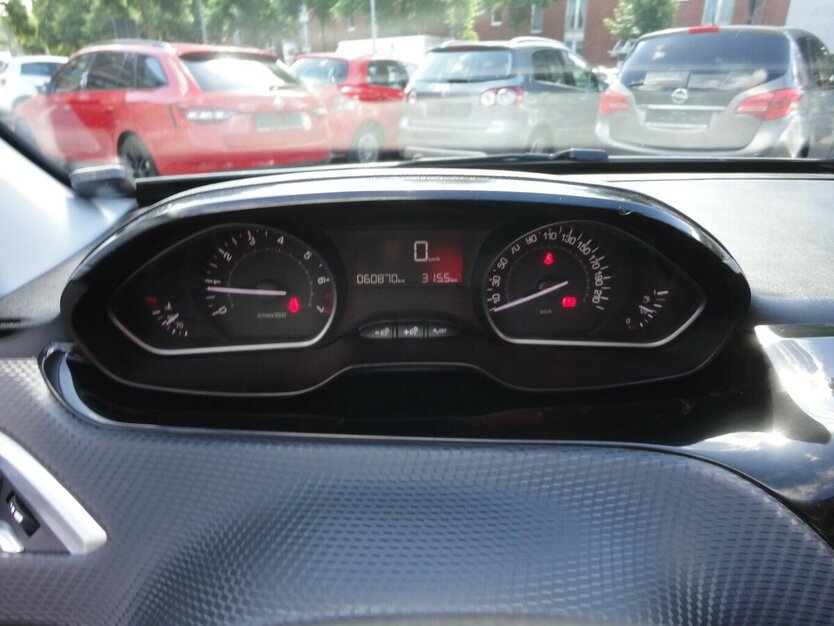 Peugeot 2008 Active 1,2 Klima SHZ PDC Allwetter 60.000 km 8.990 € Neuss 41462