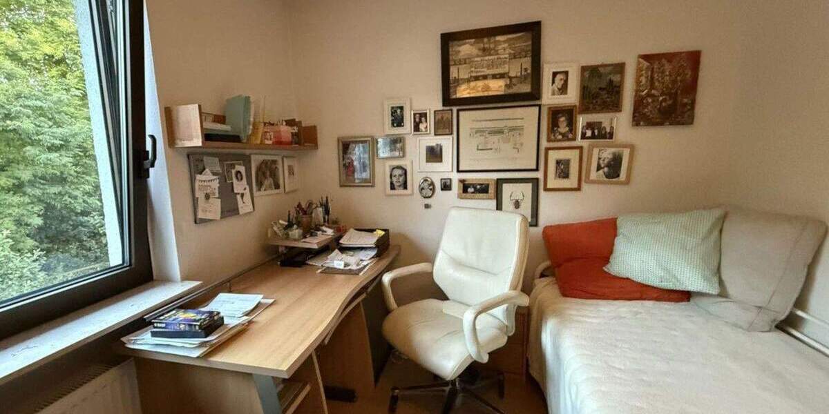 Freistehendes, vielseitig nutzbares Zweifamilienhaus mit großem Garten 9 zimmer