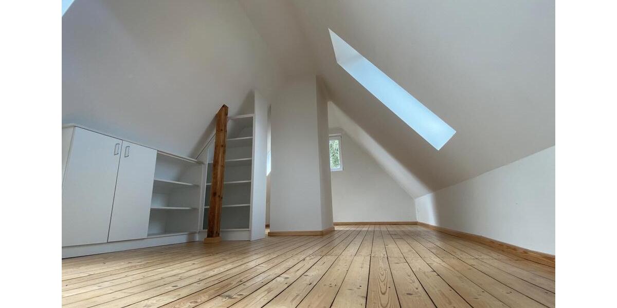 Dachgeschoßwohnung Rostock Hansaviertel - 2.5 Zimmer, 92 m&sup2;, 1.280&euro; | Angebot:26239871