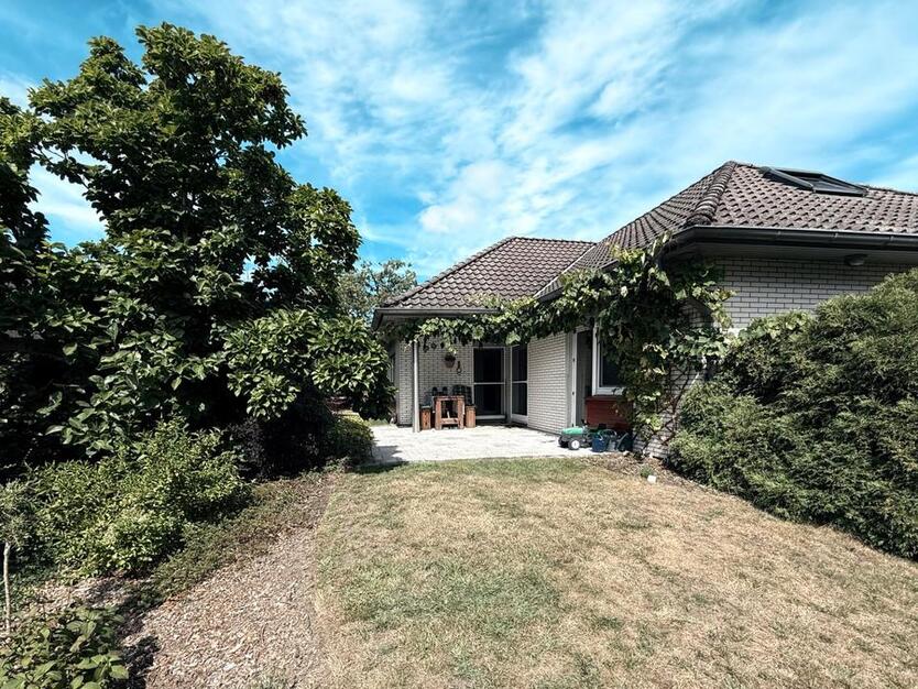 Freistehender, sanierter Bungalow mit vielen Nebengebäuden zimmer