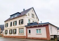 Mehrfamilienhaus mit Anbau und zusätzlichem Bauplatz