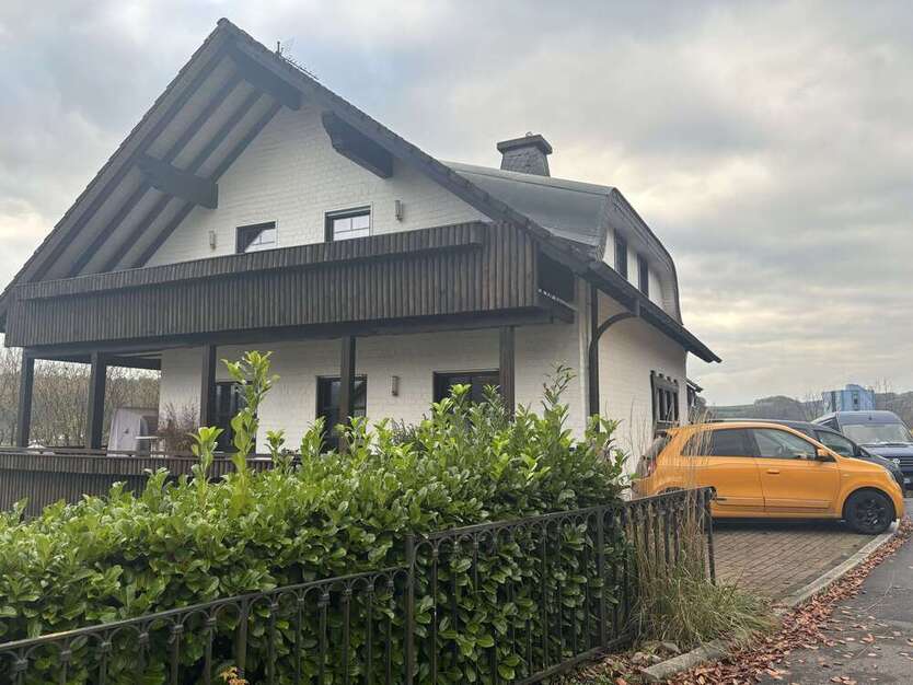 Haus zum Kaufen in Finnentrop 339.000 € 220 m²
