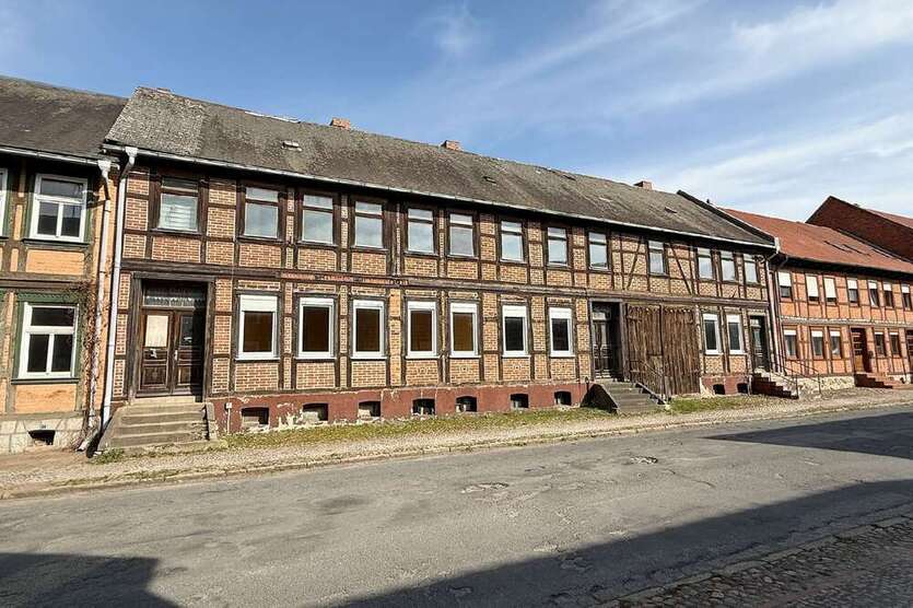 Haus zum Kaufen in Flecken Apenburg-Winterfeld 29.000 € 250 m²