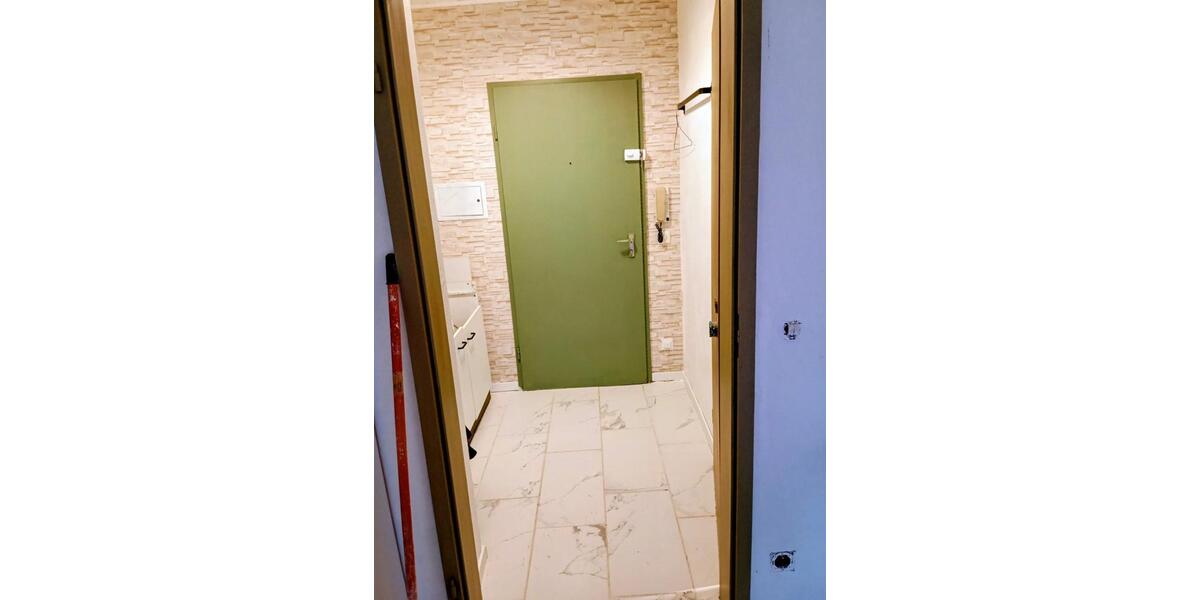 Zimmer-Appartement mit Balkon über die gesamte Breite. 1 zimmer