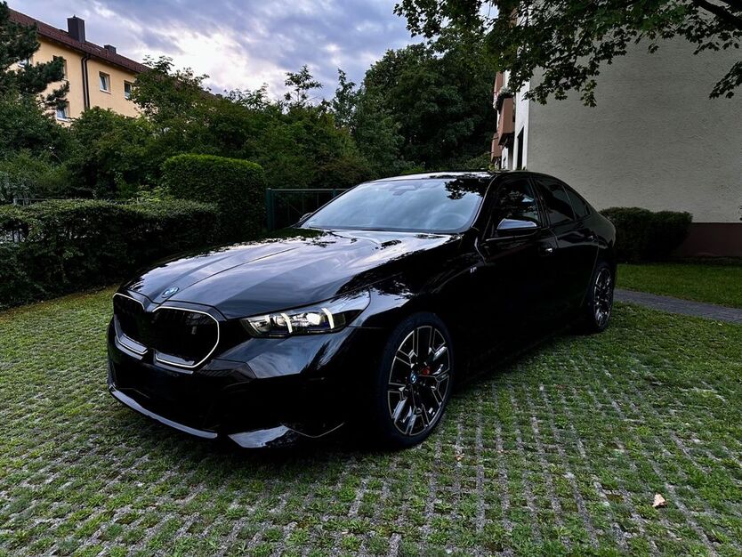 BMW i5 16.897 km 61.940 € München 80993
