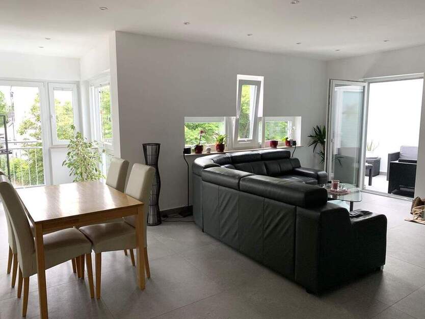 Moderne 4 Zi., EBK, TGL. Bad mit 110 m² Wfl. mit PKW-Stellplatz im I.OG eines 4 FH in schöner Randlage von HG - Dornholzhausen!