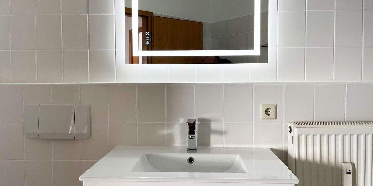 Top- modernisierte Dachgeschosswohnung mit zwei Balkonen und Tiefgaragenstellplatz 2 zimmer