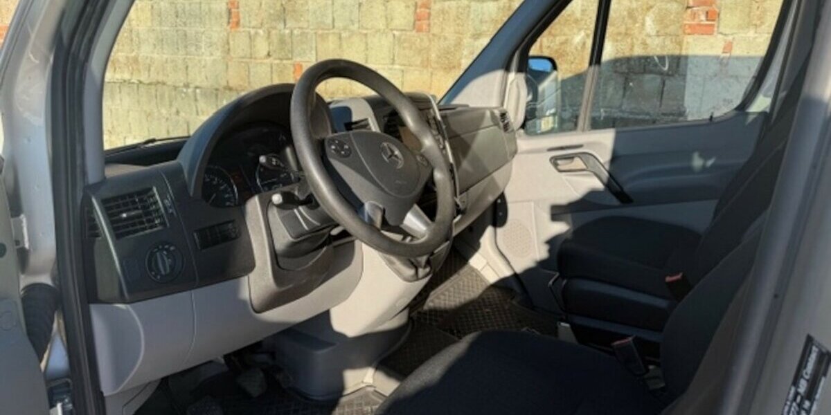 Mercedes-Benz Sprinter 319 CDI V6 9 Sitzer mit Dachklima 293.500 km 22.015 &euro; Muldestausee 06774