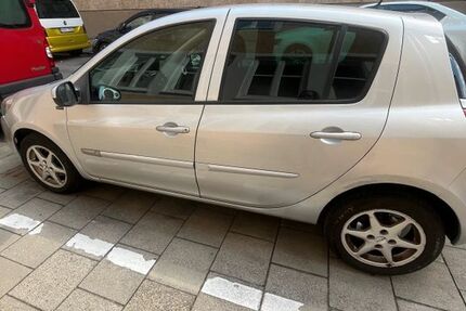 Renault Clio 139.000 km 3.150 &euro; München 81671