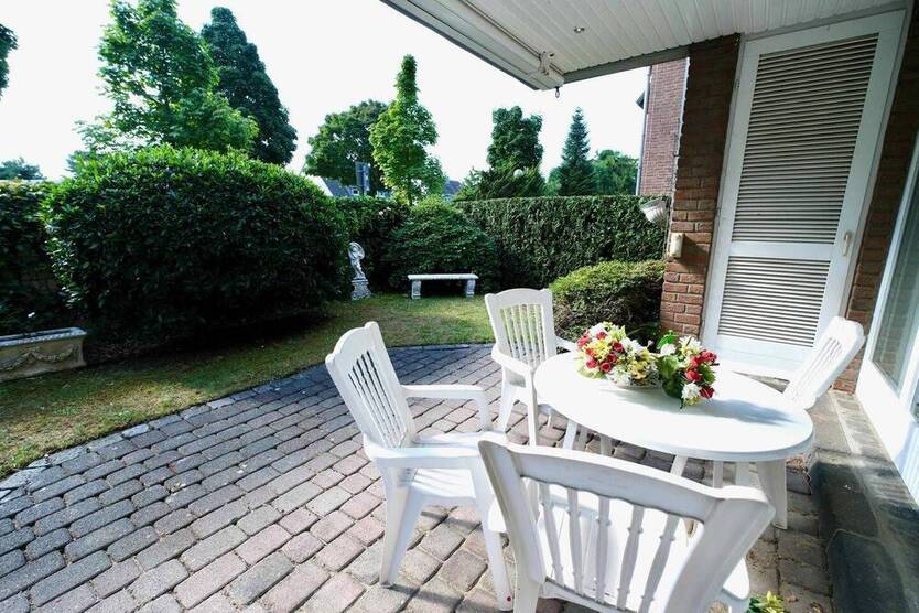 Traumhafte 122 m² Erdgeschoßwohnung mit großzügigem Garten, Terrasse und TG Platz in Büderich