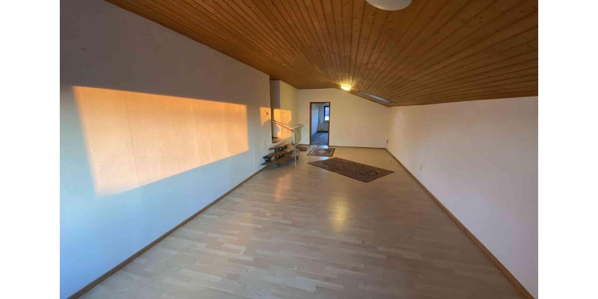 Dachgeschoßwohnung Aurachtal - 3 Zimmer, 105 m&sup2;, 900&euro; | Angebot:25403433