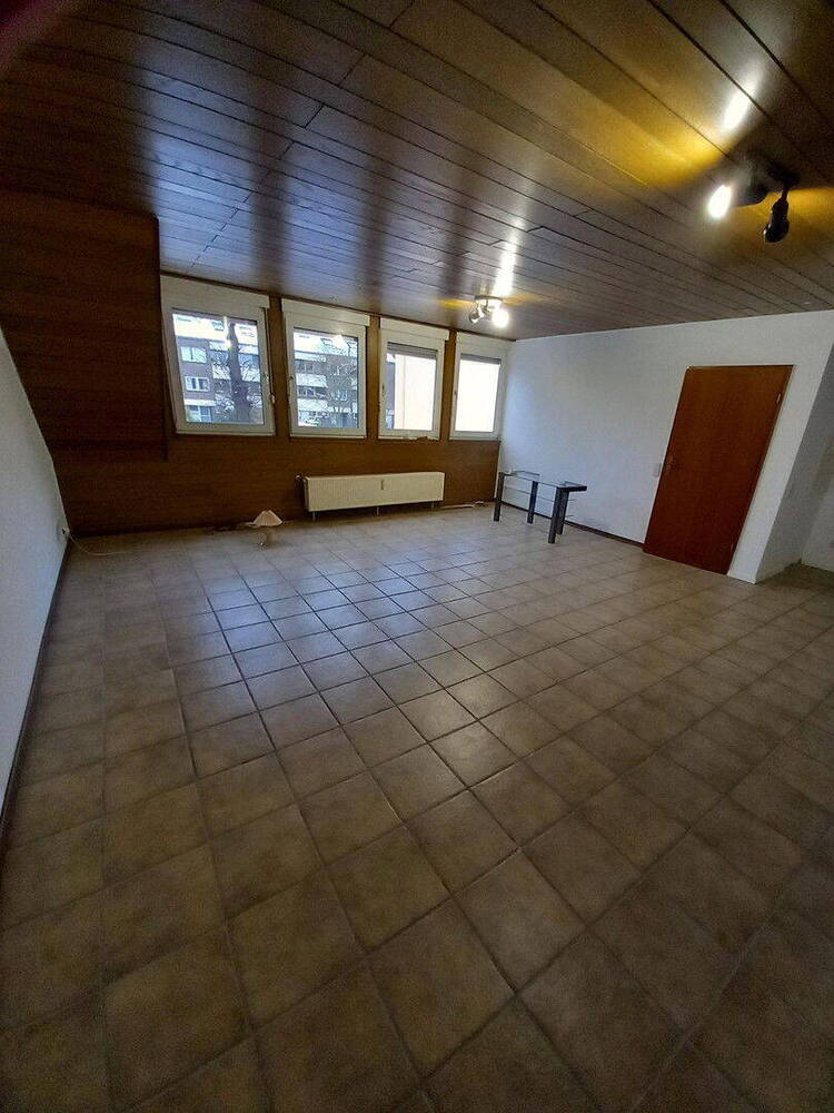 Helles Appartment, ca. 43m², große Fensterfront, 1.OG