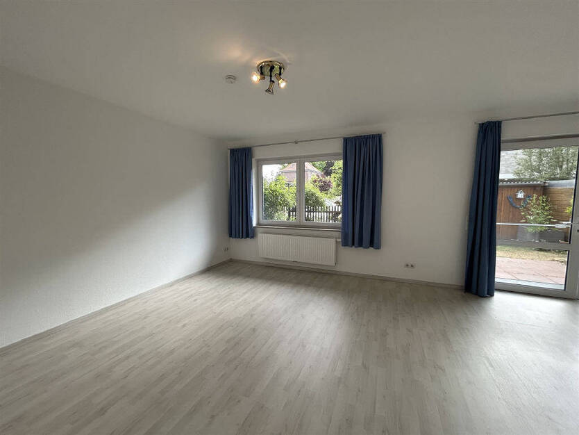 Keine Käuferprovision ! Helle Erdgeschosswohnung mit überdachtem Eingang, Terrasse und Stellplatz 2 zimmer