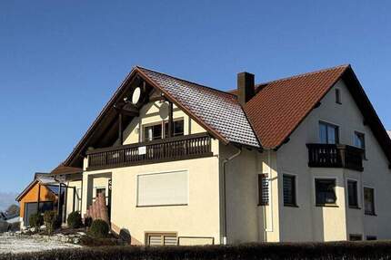 Gepflegtes Zweifamilienhaus mit großem Grundstück, Garagen & stabilen Mieteinnahmen in Altendorf-Willhof 1 zimmer