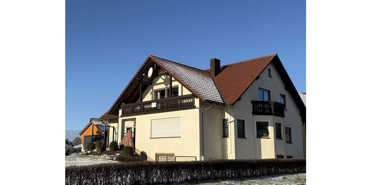 Gepflegtes Zweifamilienhaus mit großem Grundstück, Garagen & stabilen Mieteinnahmen in Altendorf-Willhof 1 zimmer