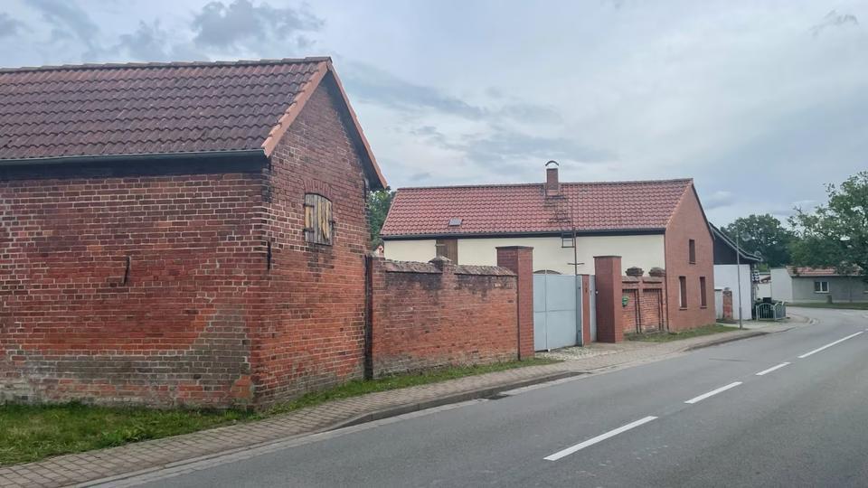 Dreiseitenhof mit 2 Wohnhäusern & großem Garten mit vielen Bäumen zimmer
